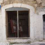 Alla porta d�accesso del piano terra, chiusa da una grata arrugginita, si affianca una pi� piccola entrata, forse aggiunta successivamente, serrata da un uscio metallico